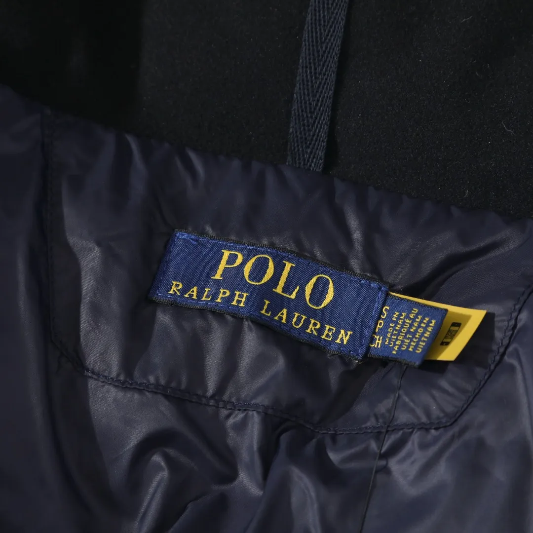 P680 #R58 Ralph Lauren/Ralph Lauren classic new down jacket jacket with detachable hood extra thick plush down jacket men's top "Thousands of stitches of electric embroidery, the logo is like a work of art" The imported Barudan embroidery machine is used to carve the classic polo logo with precision electric embroidery technology. Each letter is full and three-dimensional, with clear details, making it the "most expensive embroidered logo" on the down jacket, highlighting its extraordinary status. "75% national standard high-quality white duck down, light and heat-locking" is filled with 75% high-quality white duck down, which is light and pressure-free, but has excellent warmth retention. After compression, it can quickly rebound and become fluffy, say goodbye to bloat, embrace unburdened warmth, and face the cold winter without timidity. "Technical fabrics that protect against cold and wind and rain" · Long-lasting fluffy and non-stiffening, consistent thermal performance · 400T high-density gallbladder + pinhole retraction technology, completely say goodbye to velvet · Windproof and waterproof matte fabric with adjustable hem, easy to deal with bad weather "Five colors come together to interpret diverse styles" · White: pure first snow, fresh and versatile · Black: classic without limits, calm and atmospheric · Navy blue: low-key and elegant, suitable for both business and leisure · Sky blue: bright and healing, brightening up dull winter days · Khaki: retro and gentle, the first choice for urban wanderers "The details are authentic, the texture is everywhere" The original electroplated YK zipper is smooth and durable, the detachable hood can be worn multiple times, and the original hangtag and washable label ensure authentic quality. The same design for men and women makes it easy to control whether it is used as a couple's outfit or to create personal style, making it an indispensable fashion equipment this winter.  Color: Black, Navy, Khaki, White, Sky Blue Size: S M L